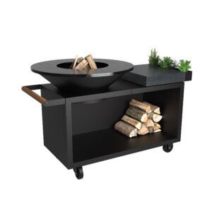 Barbacoa OFYR negra, con mueble leñero, tabla de corte en cerámica y ruedas (100 cm)
