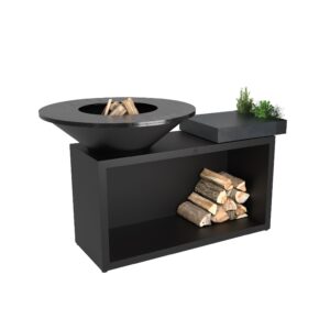 Barbacoa negra con mueble leñero y tabla de corte