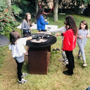 Barbacoa OFYR con mueble, tabla de corte y leñero (100 cm)